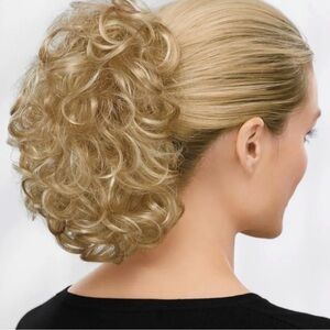 NWT and Box Paula Young Full Volume Wavy Clip On Hairpiece Color 22